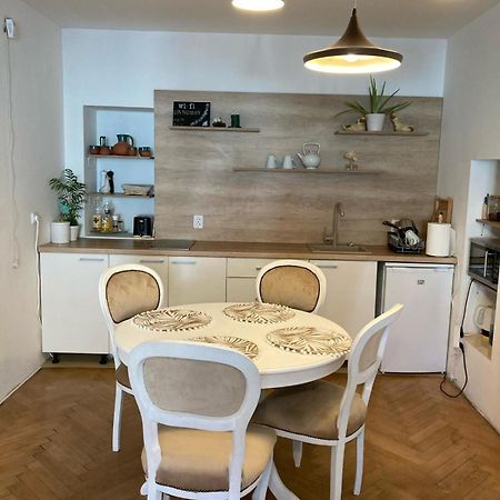 Valentina'S Apartment In City Center Брашов Екстер'єр фото